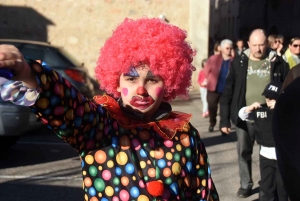 Bas-en-Basset : une grande famille de clowns pour le défilé de Carnaval