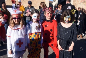 Bas-en-Basset : une grande famille de clowns pour le défilé de Carnaval