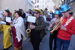 Bas-en-Basset : une grande famille de clowns pour le défilé de Carnaval