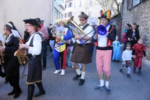 Bas-en-Basset : une grande famille de clowns pour le défilé de Carnaval