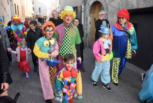 Bas-en-Basset : une grande famille de clowns pour le défilé de Carnaval