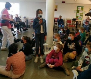 Yssingeaux : les CM1 de l&#039;école publique en visite à l&#039;Ehpad pour la nouvelle année