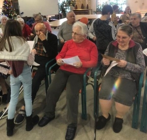 Yssingeaux : les CM1 de l&#039;école publique en visite à l&#039;Ehpad pour la nouvelle année