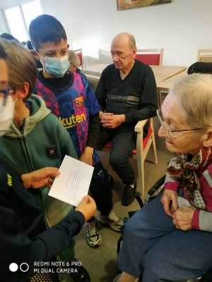 Yssingeaux : les CM1 de l&#039;école publique en visite à l&#039;Ehpad pour la nouvelle année