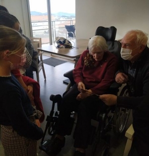 Yssingeaux : les CM1 de l&#039;école publique en visite à l&#039;Ehpad pour la nouvelle année