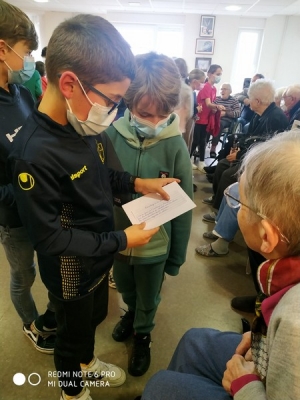 Yssingeaux : les CM1 de l&#039;école publique en visite à l&#039;Ehpad pour la nouvelle année