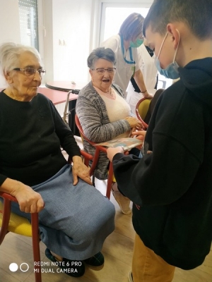 Yssingeaux : les CM1 de l&#039;école publique en visite à l&#039;Ehpad pour la nouvelle année