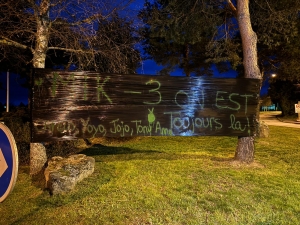 Monistrol-sur-Loire : ils placardent des affiches et des banderoles pour l&#039;anniversaire de leur ami