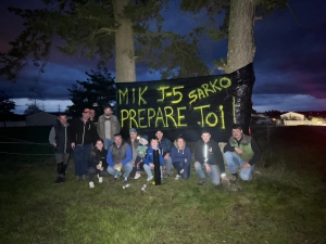 Monistrol-sur-Loire : ils placardent des affiches et des banderoles pour l&#039;anniversaire de leur ami