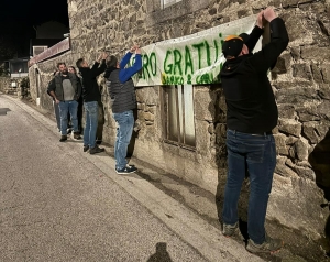 Monistrol-sur-Loire : ils placardent des affiches et des banderoles pour l&#039;anniversaire de leur ami