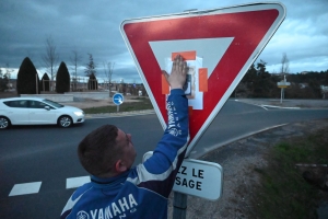 Monistrol-sur-Loire : ils placardent des affiches et des banderoles pour l&#039;anniversaire de leur ami