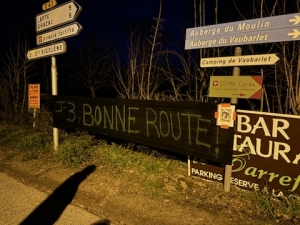 Monistrol-sur-Loire : ils placardent des affiches et des banderoles pour l&#039;anniversaire de leur ami