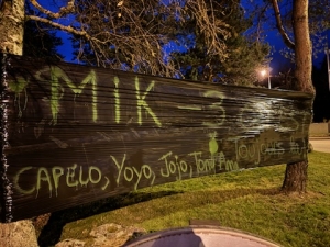 Monistrol-sur-Loire : ils placardent des affiches et des banderoles pour l&#039;anniversaire de leur ami