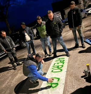 Monistrol-sur-Loire : ils placardent des affiches et des banderoles pour l&#039;anniversaire de leur ami