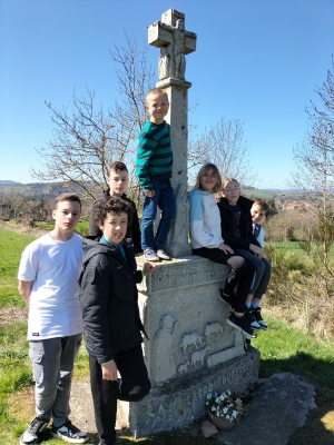 Sainte-Sigolène : à la découverte des croix de Grazac avec la pastorale des jeunes