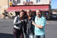 Nathalie et Yann Le Gallic entourent Souk, l&#039;ancien gérant.