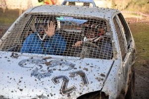 Riotord : un bain de boue pour des voitures cabossées (photos)