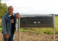 Montfaucon-en-Velay : Jean-Pierre Julien réalise une table d&#039;orientation gravée dans la lauze