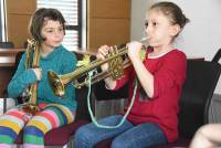 Montfaucon-en-Velay : les écoliers essaient les instruments de fanfare