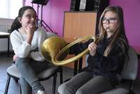 Montfaucon-en-Velay : les écoliers essaient les instruments de fanfare