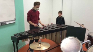 Dunières : arrivée d&#039;un marimba à l&#039;école de musique