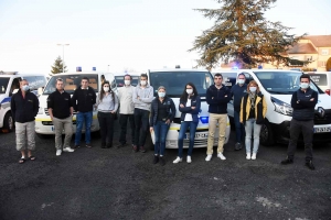 Yssingeaux : sirènes et applaudissements des ambulanciers pour le personnel soignant (vidéo)