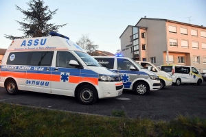 Yssingeaux : sirènes et applaudissements des ambulanciers pour le personnel soignant (vidéo)