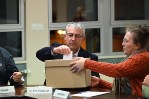 Sainte-Sigolène : les clés de la Ville remises par Dominique Freyssenet à Didier Rouchouse