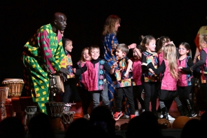 Les Villettes : un spectacle africain pour la soirée familiale de l&#039;école privée