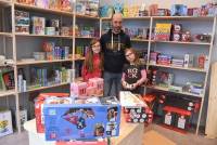 Sébastien Evreux avec ses filles de 10 ans et 8 ans.|Le commerce se situe en face la médiathèque de Monistrol, parvis Hippolyte-Fraisse, dans l’ancienne boutique de prêt-à-porter Kiwi.||