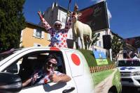 La caravane publicitaire contente les spectateurs sur le Tour de France