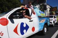 La caravane publicitaire contente les spectateurs sur le Tour de France