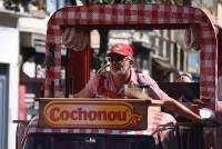 La caravane publicitaire contente les spectateurs sur le Tour de France