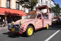 La caravane publicitaire contente les spectateurs sur le Tour de France