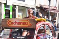 La caravane publicitaire contente les spectateurs sur le Tour de France