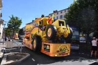 La caravane publicitaire contente les spectateurs sur le Tour de France