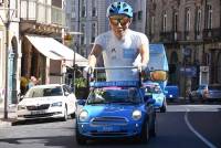 La caravane publicitaire contente les spectateurs sur le Tour de France