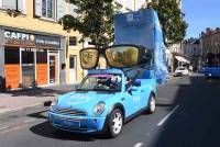 La caravane publicitaire contente les spectateurs sur le Tour de France