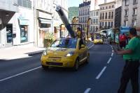 La caravane publicitaire contente les spectateurs sur le Tour de France