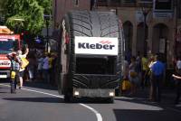 La caravane publicitaire contente les spectateurs sur le Tour de France