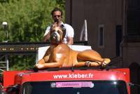 La caravane publicitaire contente les spectateurs sur le Tour de France