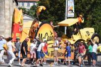 La caravane publicitaire contente les spectateurs sur le Tour de France