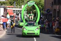 La caravane publicitaire contente les spectateurs sur le Tour de France