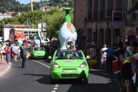 La caravane publicitaire contente les spectateurs sur le Tour de France