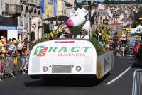 La caravane publicitaire contente les spectateurs sur le Tour de France