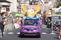 La caravane publicitaire contente les spectateurs sur le Tour de France