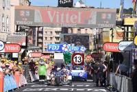 La caravane publicitaire contente les spectateurs sur le Tour de France