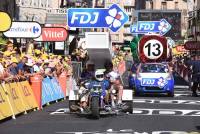 La caravane publicitaire contente les spectateurs sur le Tour de France