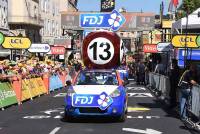 La caravane publicitaire contente les spectateurs sur le Tour de France