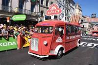 La caravane publicitaire contente les spectateurs sur le Tour de France